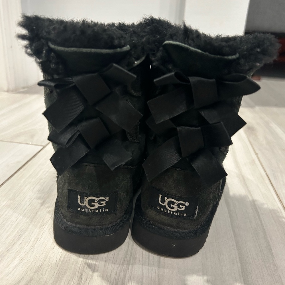 Girls Toddler Bailey Bow Ugg Boots gently worn